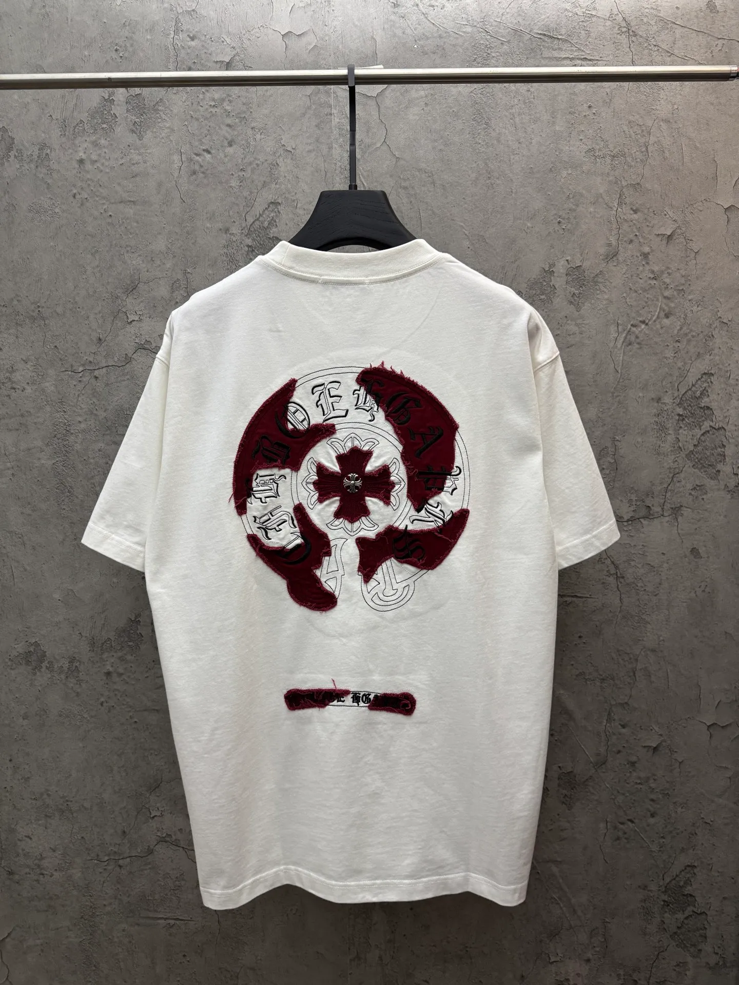 P180 top version, real shot without P, ​​different from market currency) 𝗖𝗵𝗿𝗼𝗺𝗲 𝗛𝗲𝗮𝗿𝘁𝘀/Croxin 2026 spring new original single counter American laser burnt patch embroidered couple short sleeves 👑The highest version! Customized fabric 300 grams, best-selling model at the counter, very comfortable to wear. Accessories: original molded and authenticated collar label ➕ 100% silk wash water label. Genuine purchase-grade original hangtag➕matching hanging rope➕3D hanging beads➕original packaging bag. Craftsmanship: The original version has consistent wiring! The highest version of the armhole matching technique! Color: White Black Size: S M L XL Style No.: 26-2025